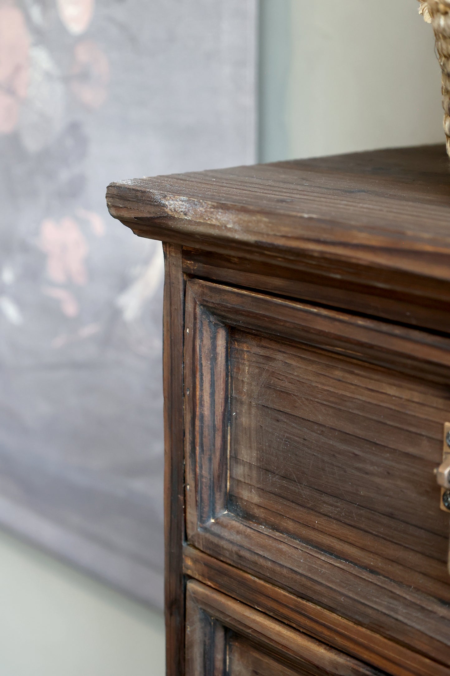 Dresser with 4 shelves