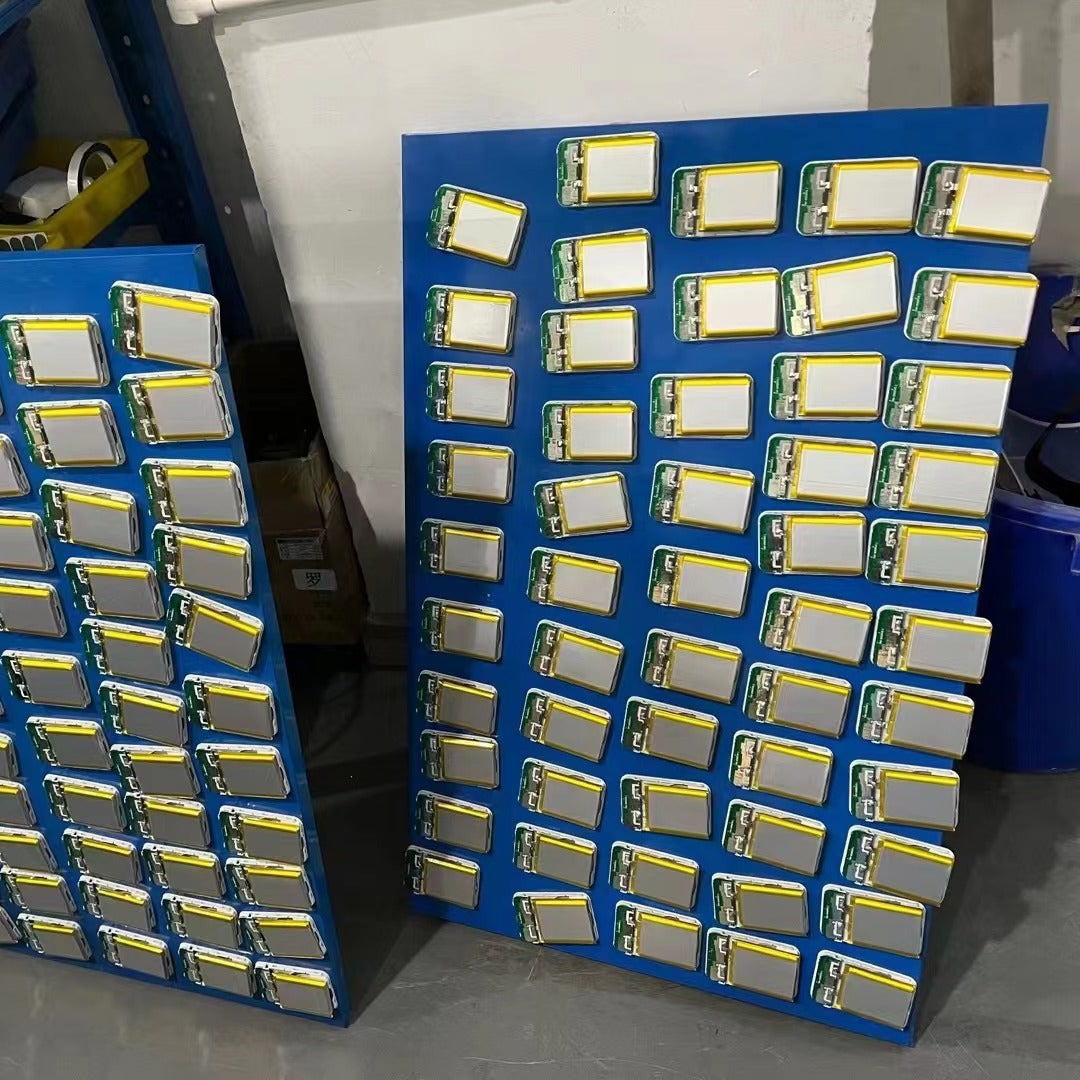 Magnetic wireless power bank