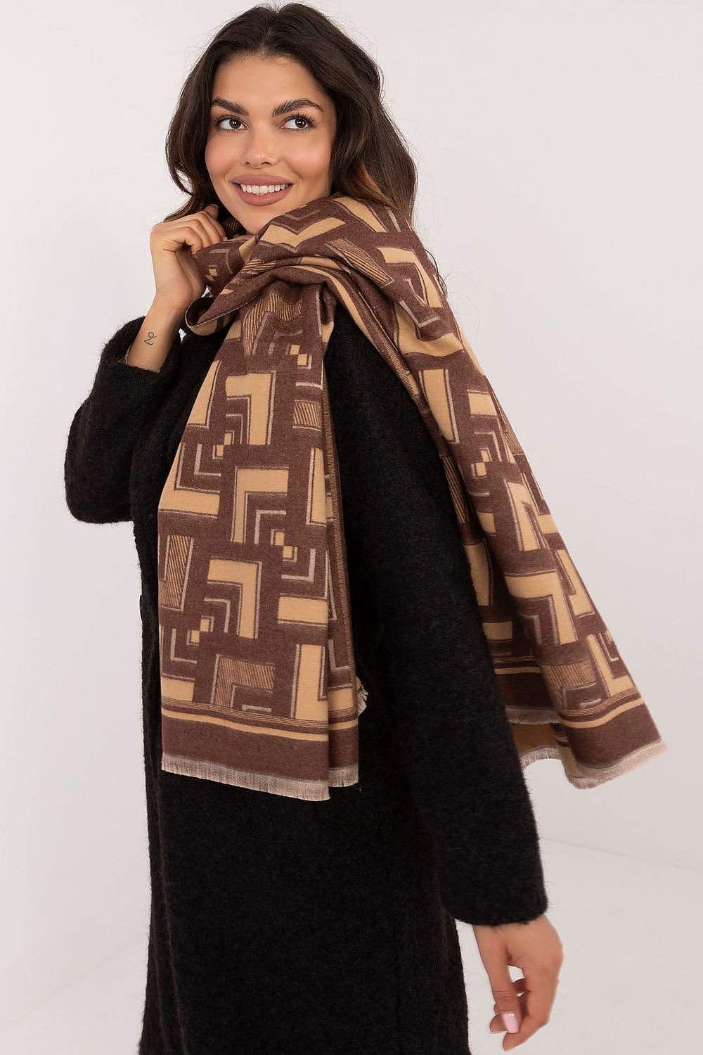 Shawl model 200540 AT