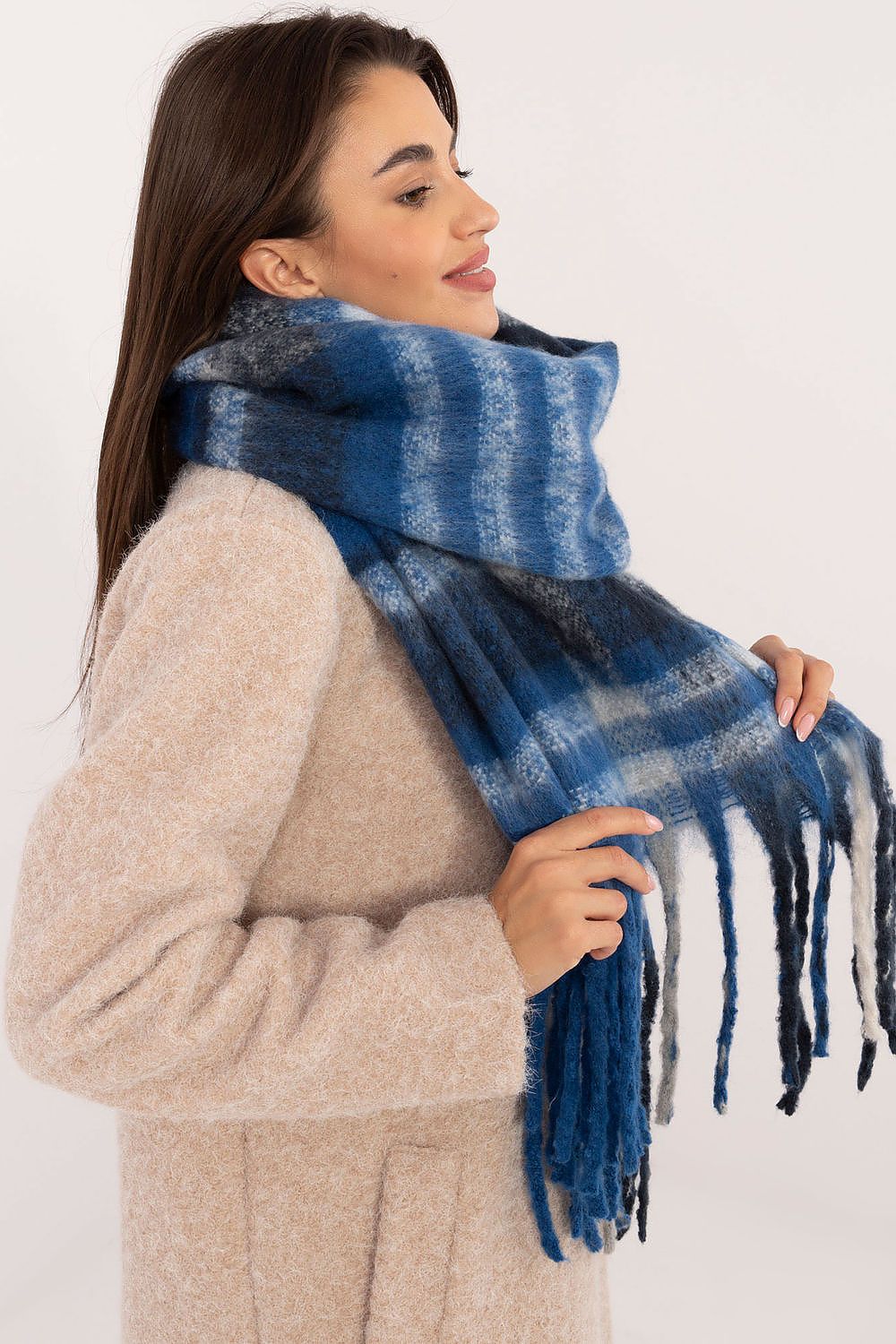 Shawl model 203173 AT