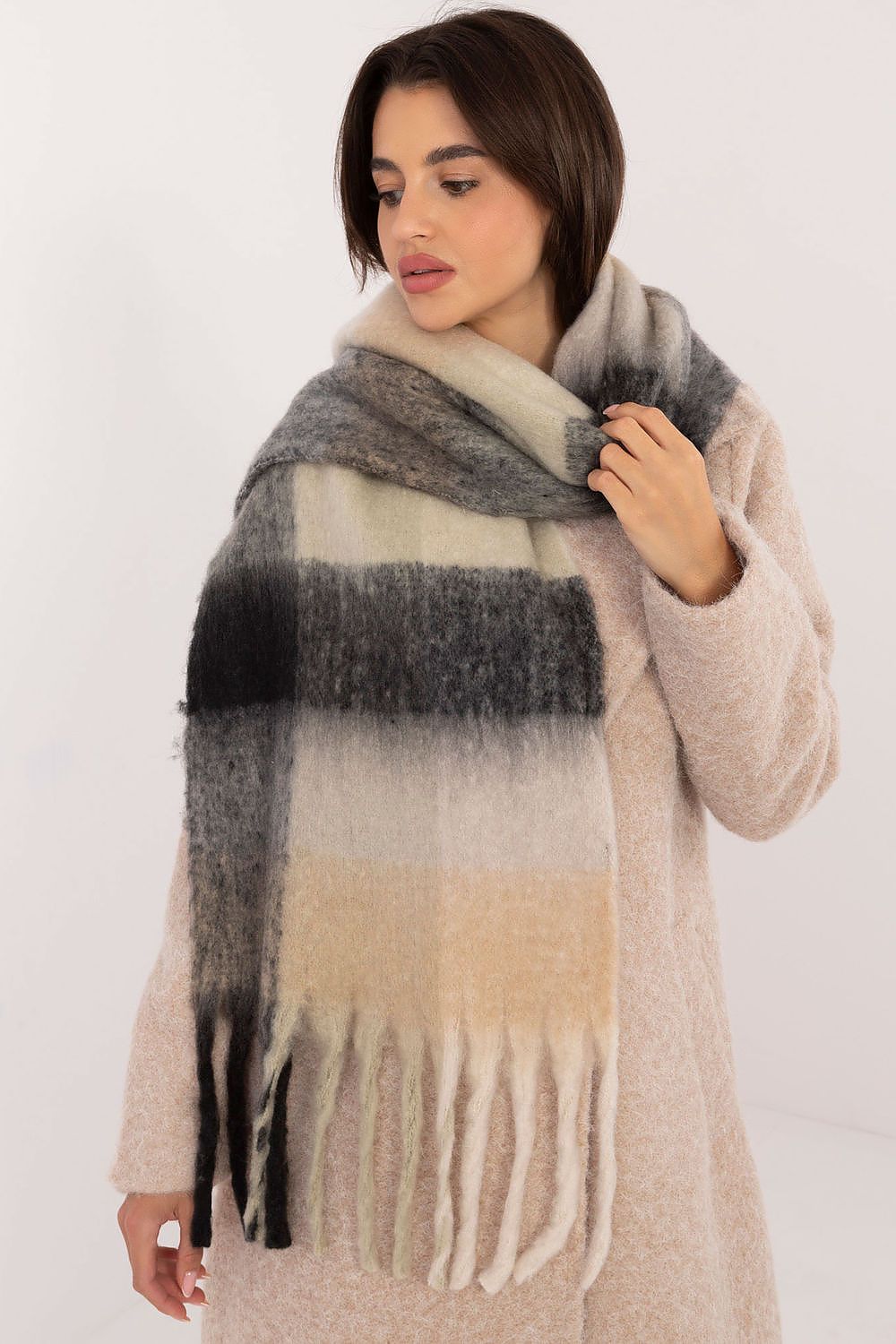 Shawl model 200280 AT