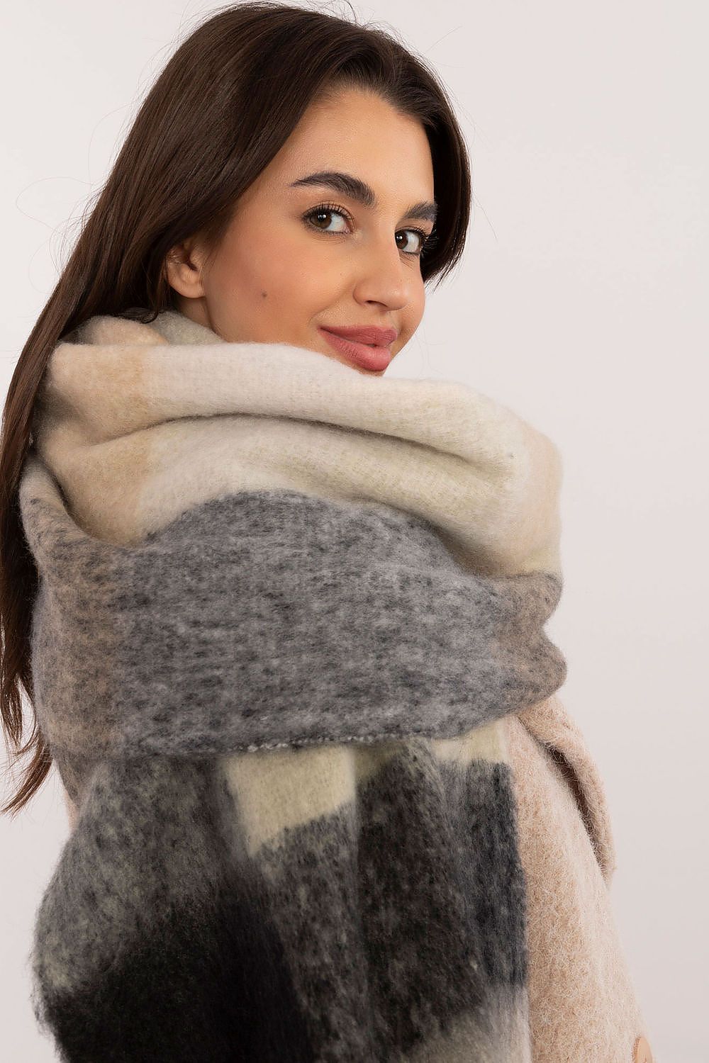 Shawl model 200280 AT