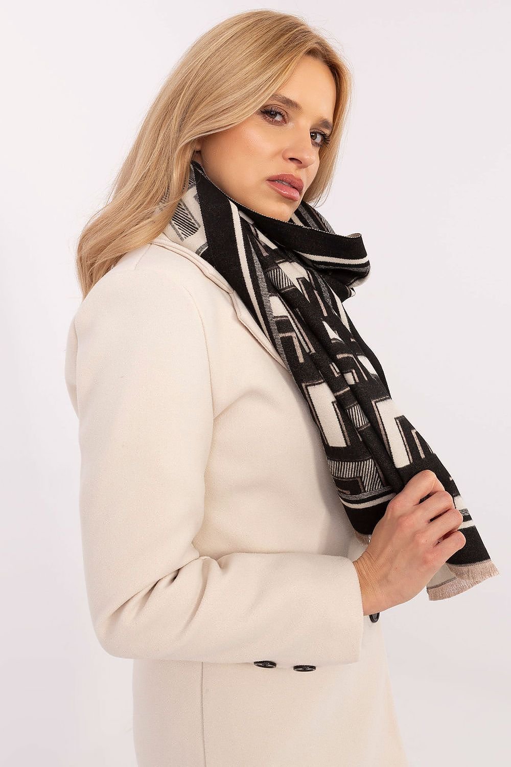 Shawl model 200540 AT