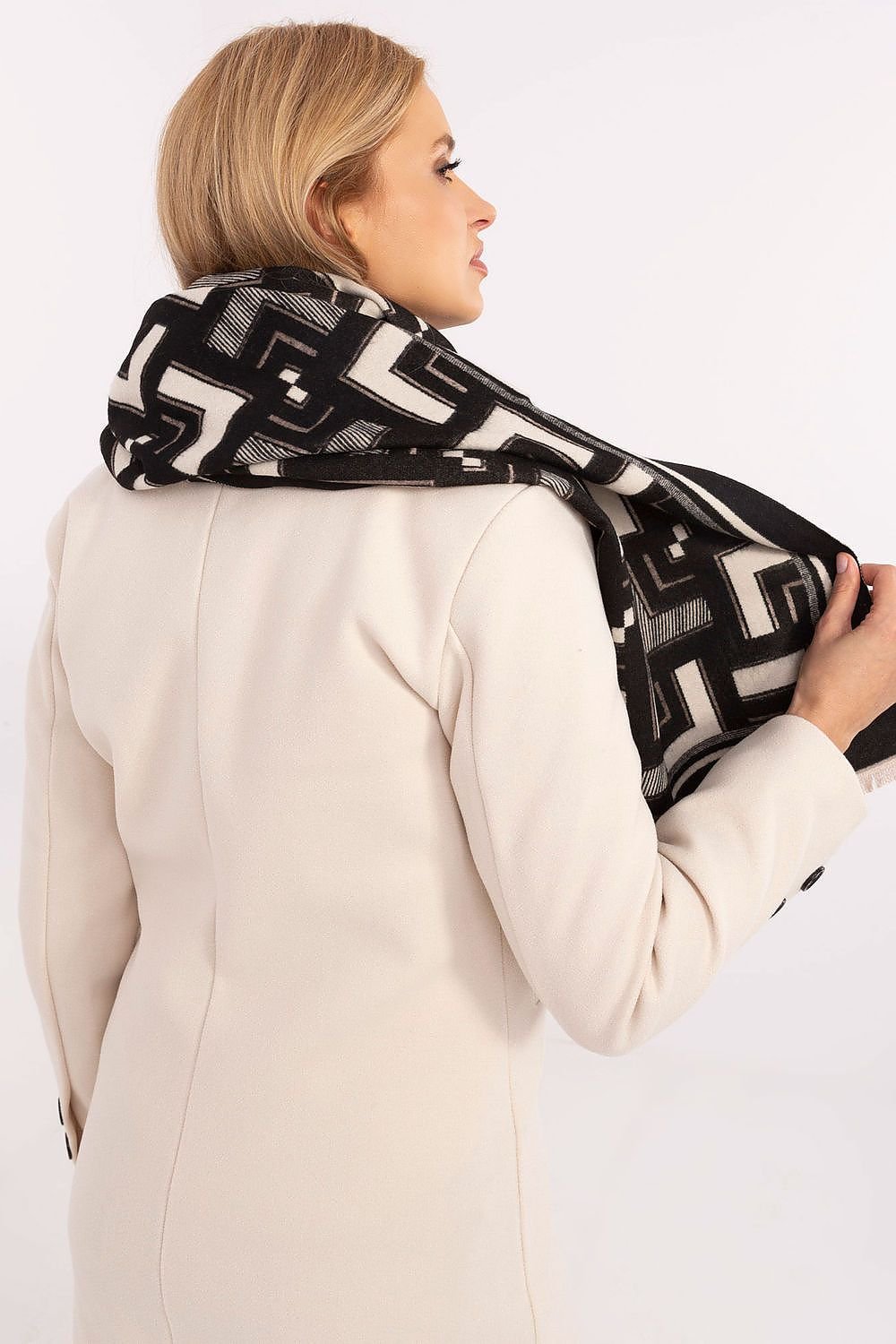 Shawl model 200540 AT