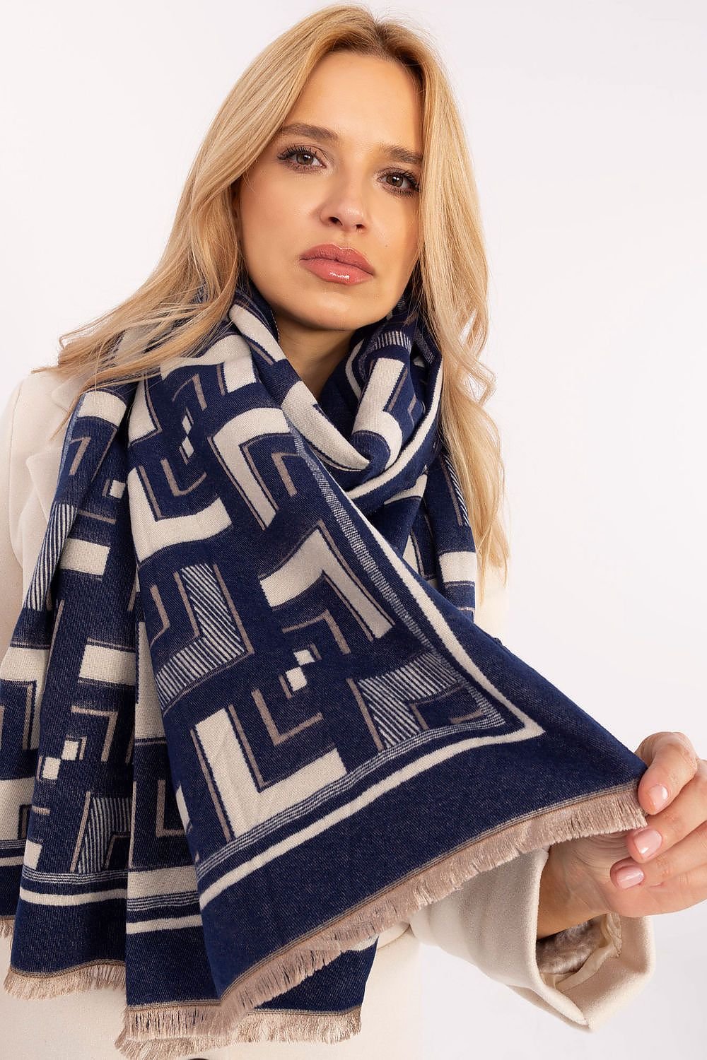 Shawl model 200540 AT