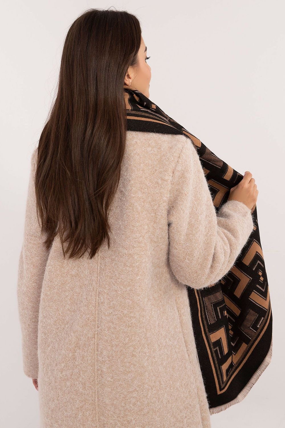 Shawl model 200540 AT