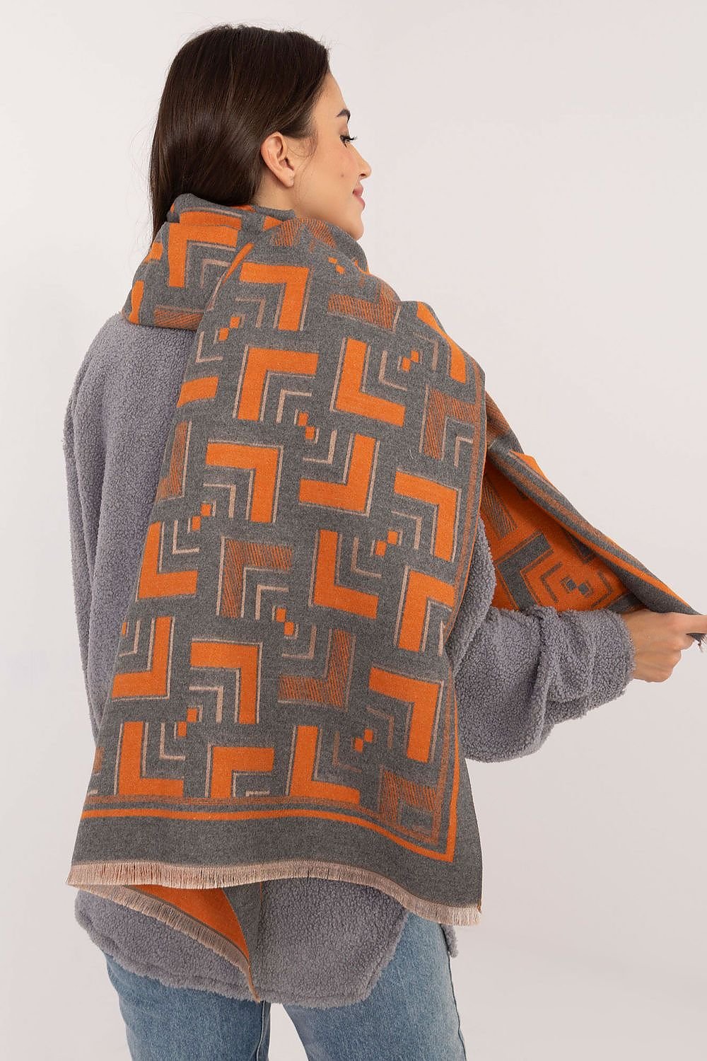 Shawl model 200540 AT