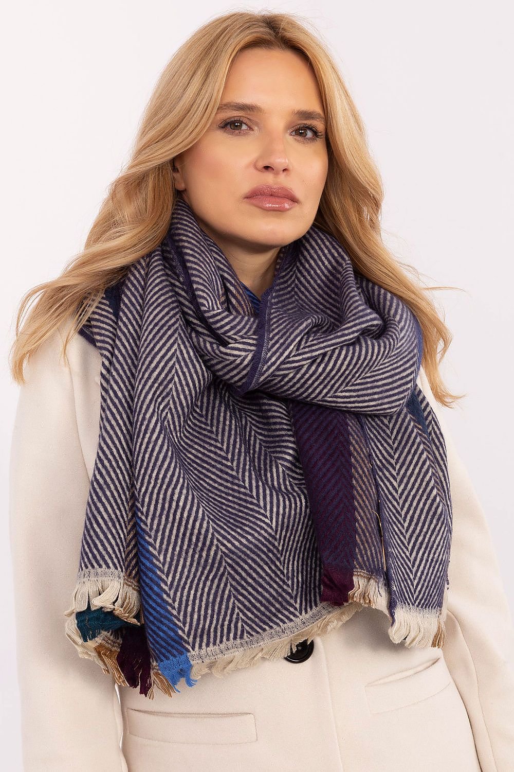Shawl model 206043 AT