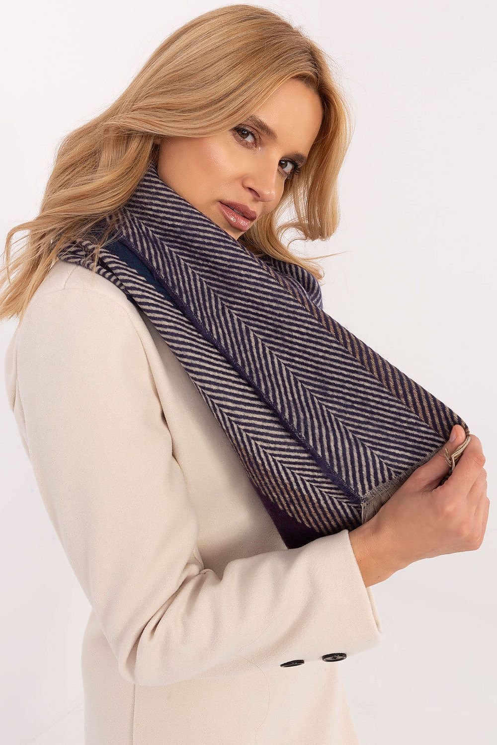 Shawl model 206043 AT
