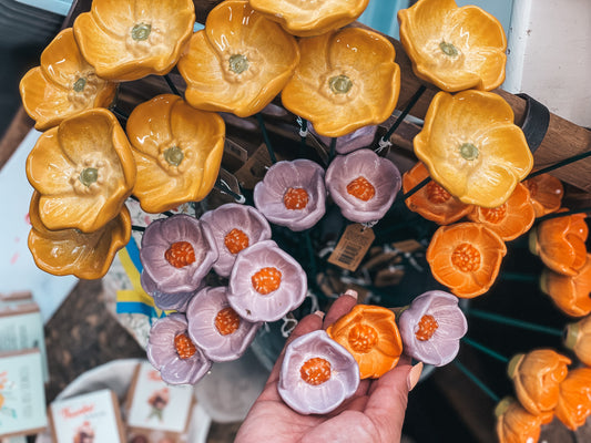 Dekorations blommor på stick