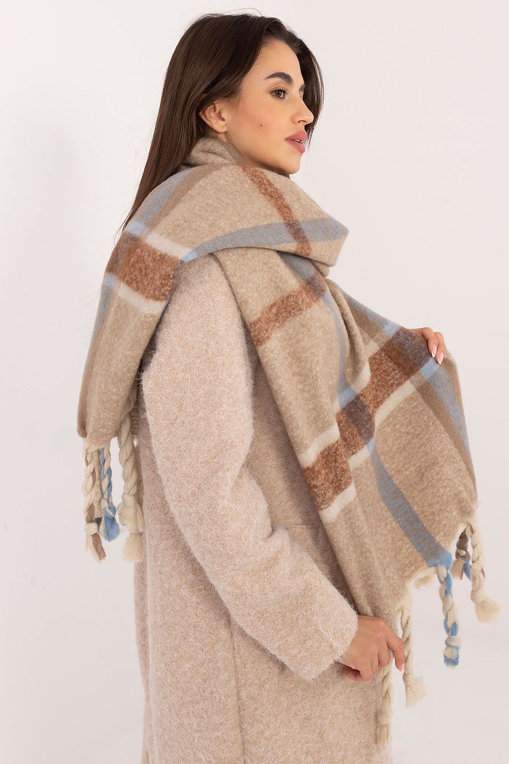Shawl model 200289 AT