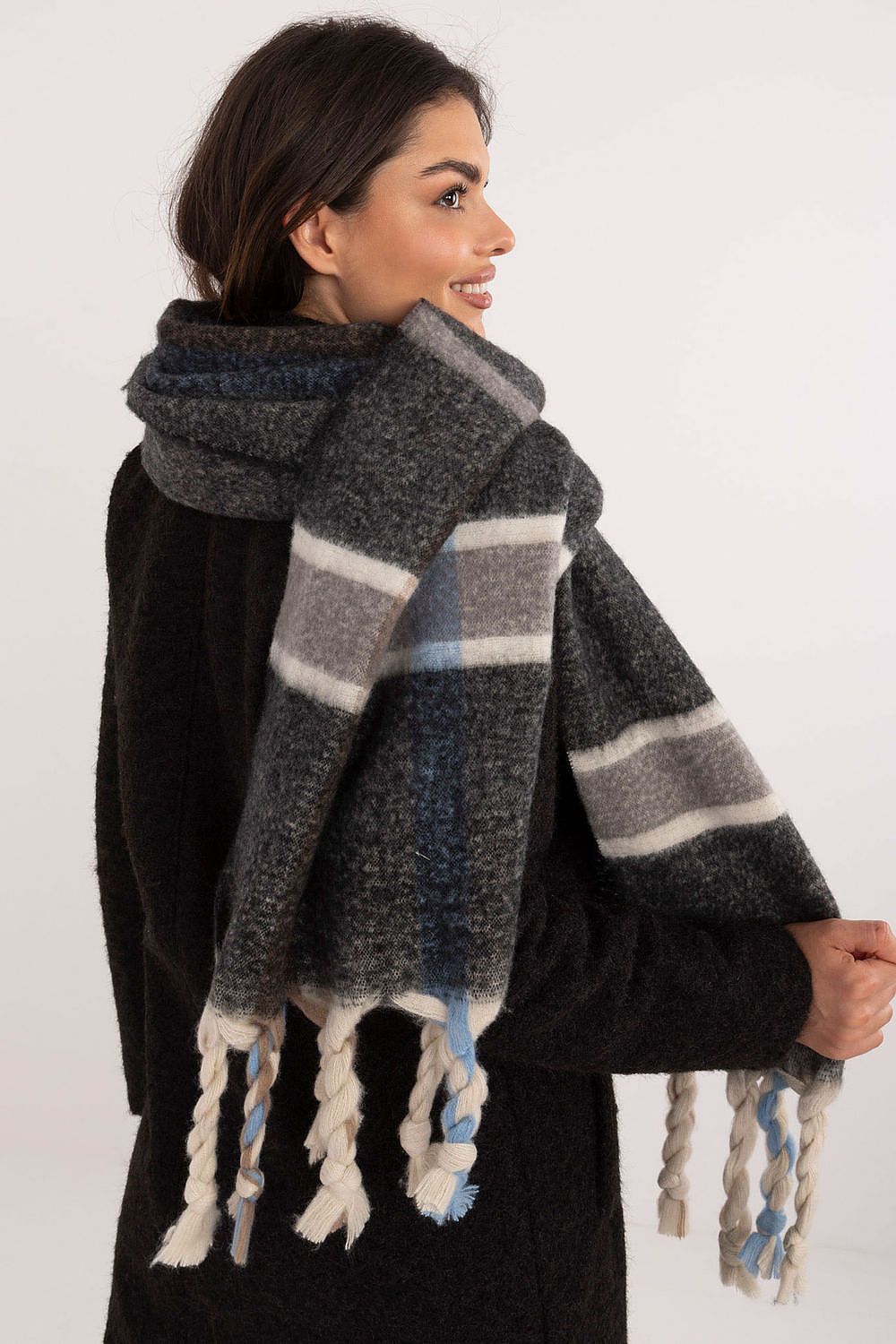 Shawl model 200289 AT