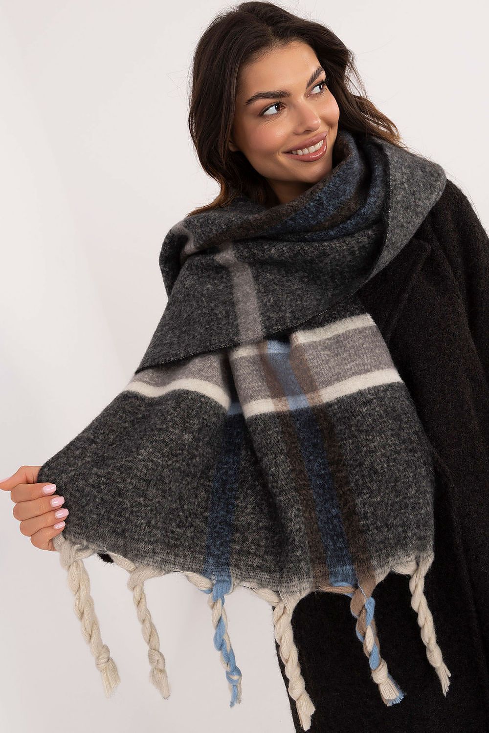 Shawl model 200289 AT