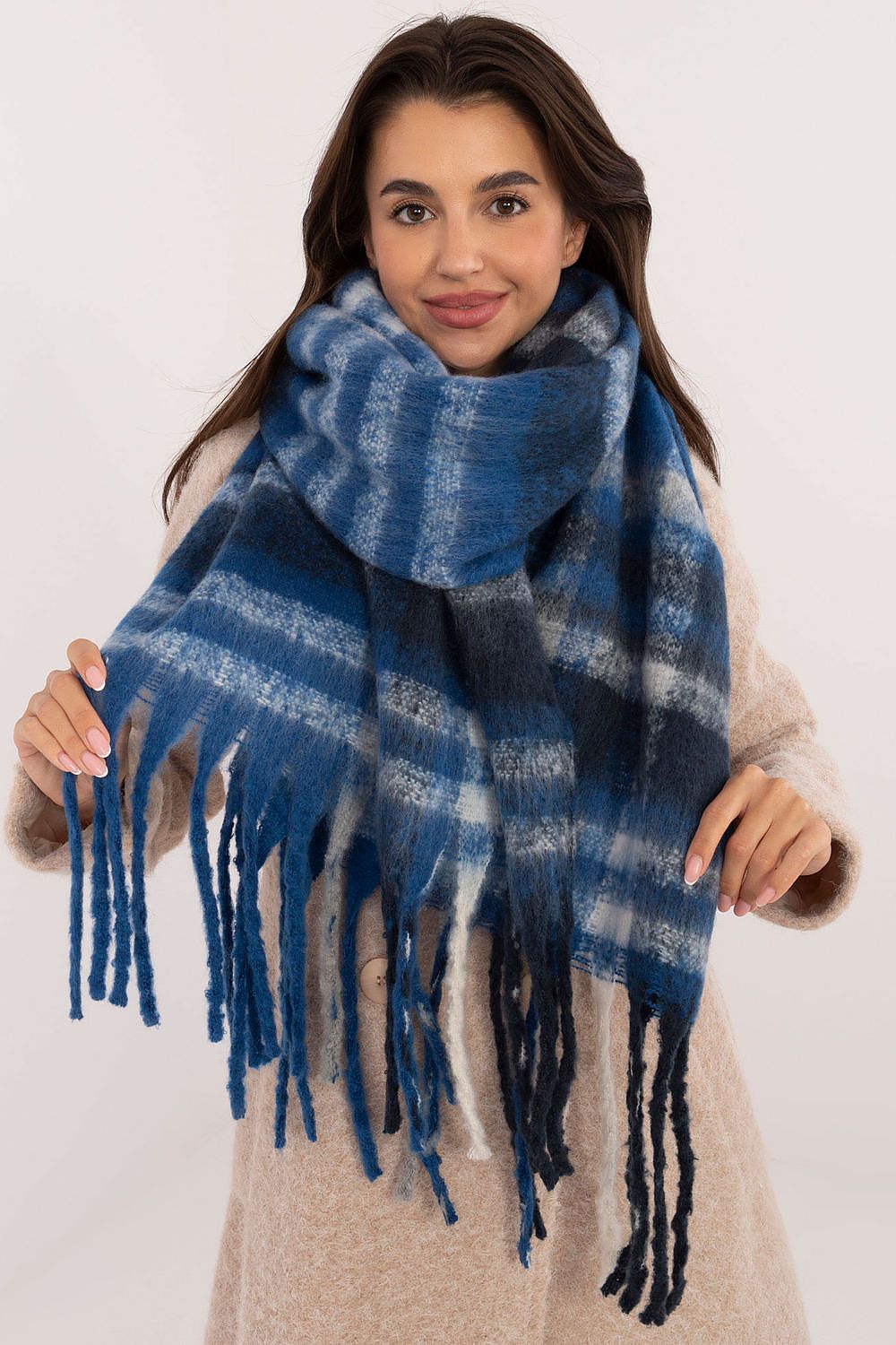 Shawl model 203173 AT