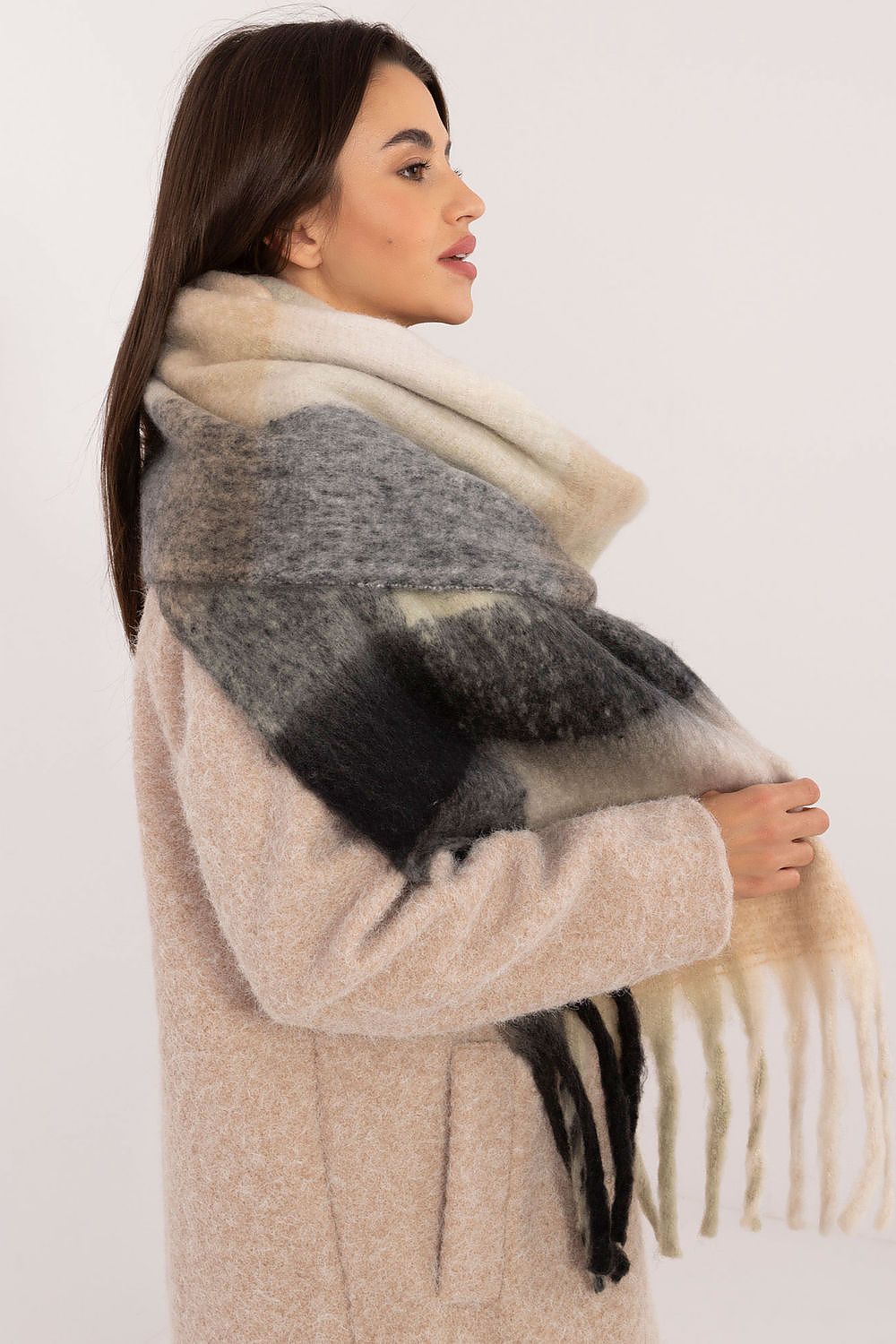 Shawl model 200280 AT