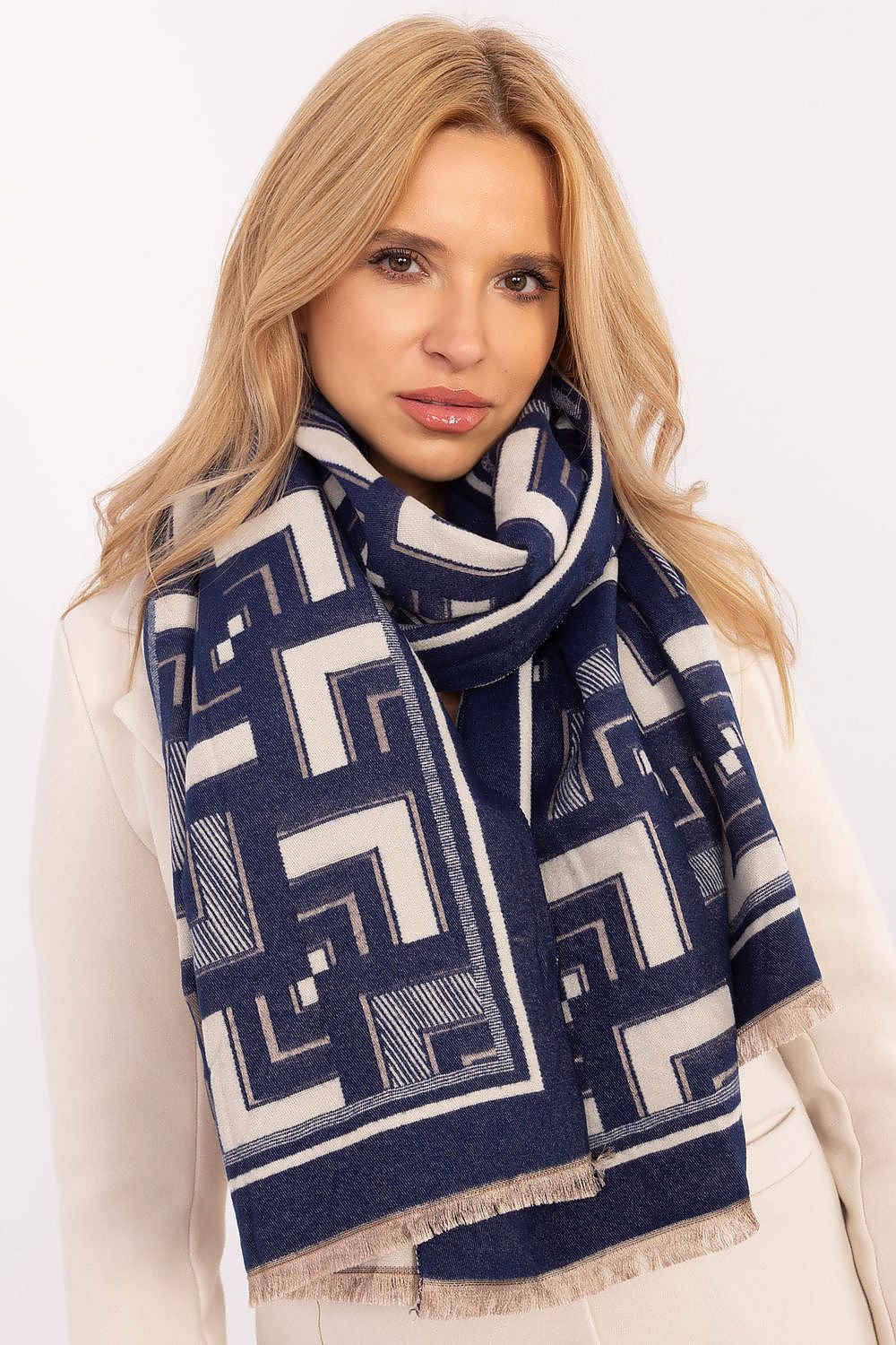 Shawl model 200540 AT
