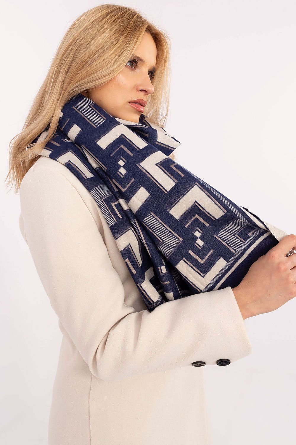 Shawl model 200540 AT