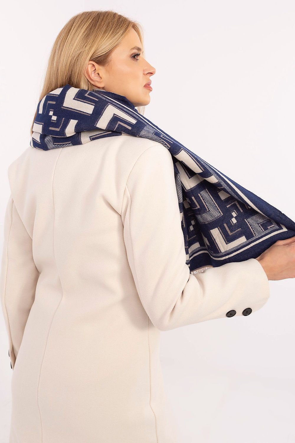 Shawl model 200540 AT