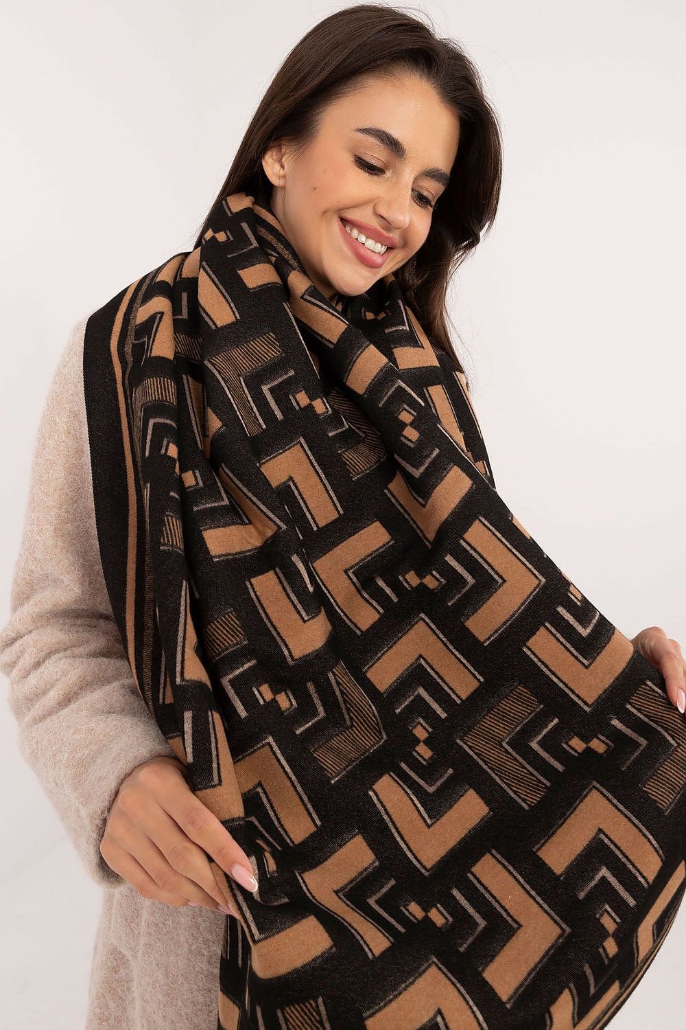 Shawl model 200540 AT